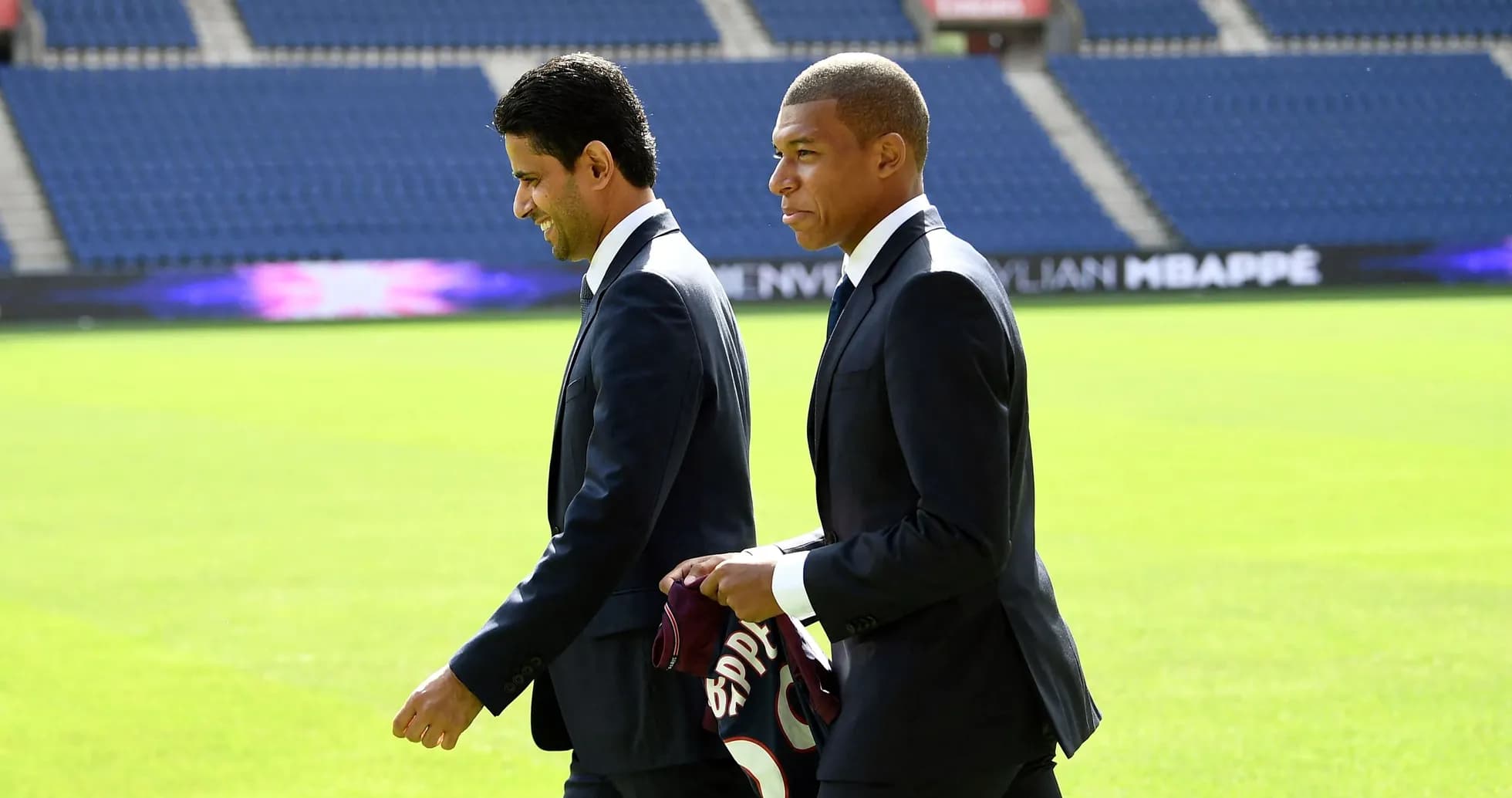 Kylian Mbappé y ejecutivo en presentación de jugador Kylian Mbappé y ejecutivo en presentación de jugador