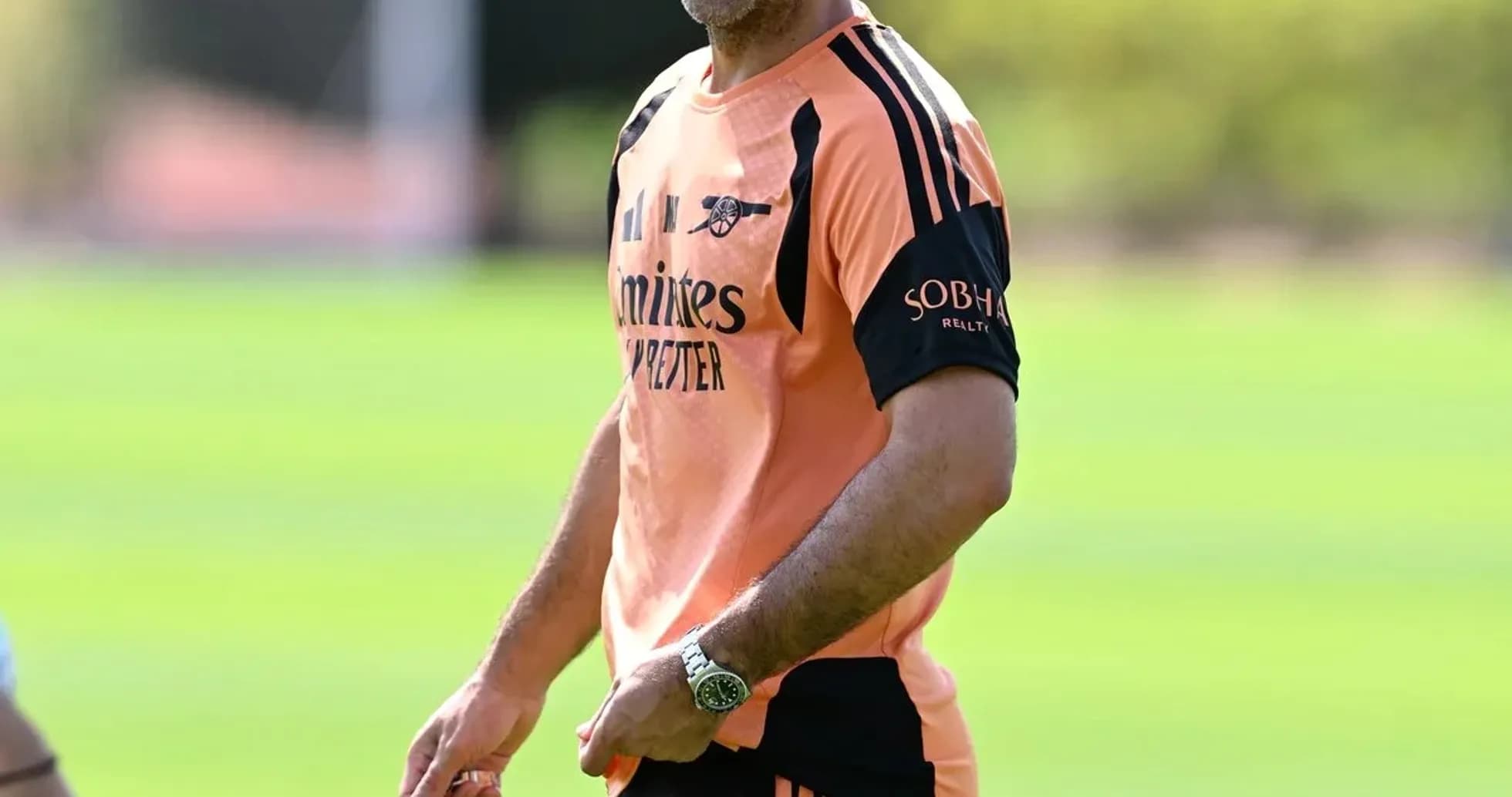 Entrenador de Arsenal dirigiendo la sesión de entrenamiento Entrenador de Arsenal dirigiendo la sesión de entrenamiento