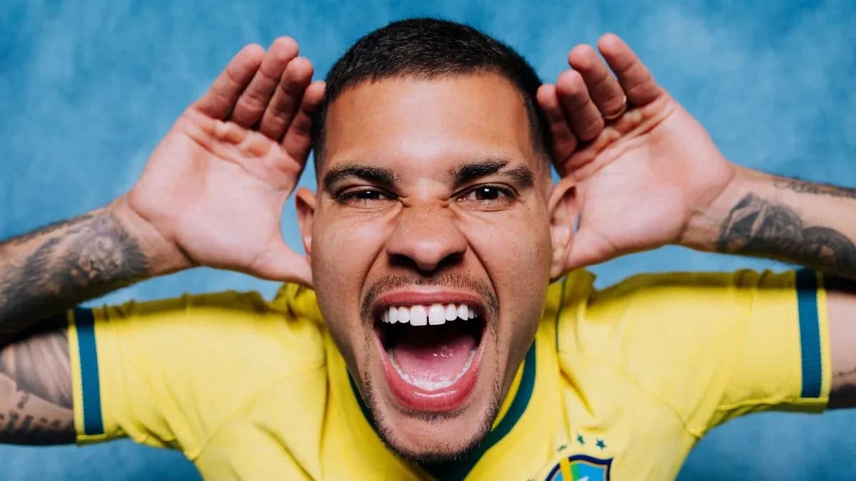 Jugador de Brasil sonriendo y gritando en camiseta amarilla Jugador de Brasil sonriendo y gritando en camiseta amarilla