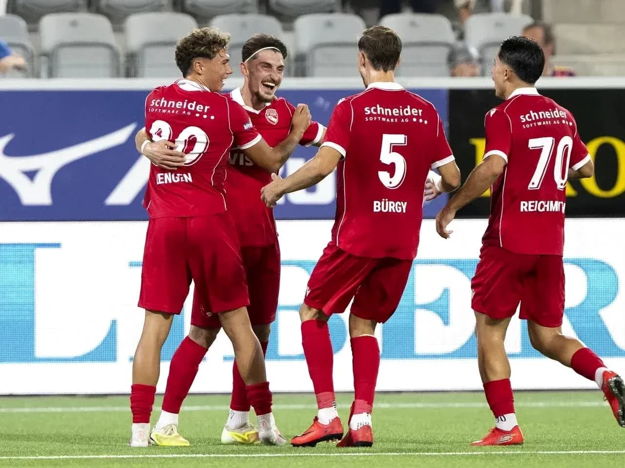Jugadores de KI Klaksvik celebrando un gol Jugadores de KI Klaksvik celebrando un gol