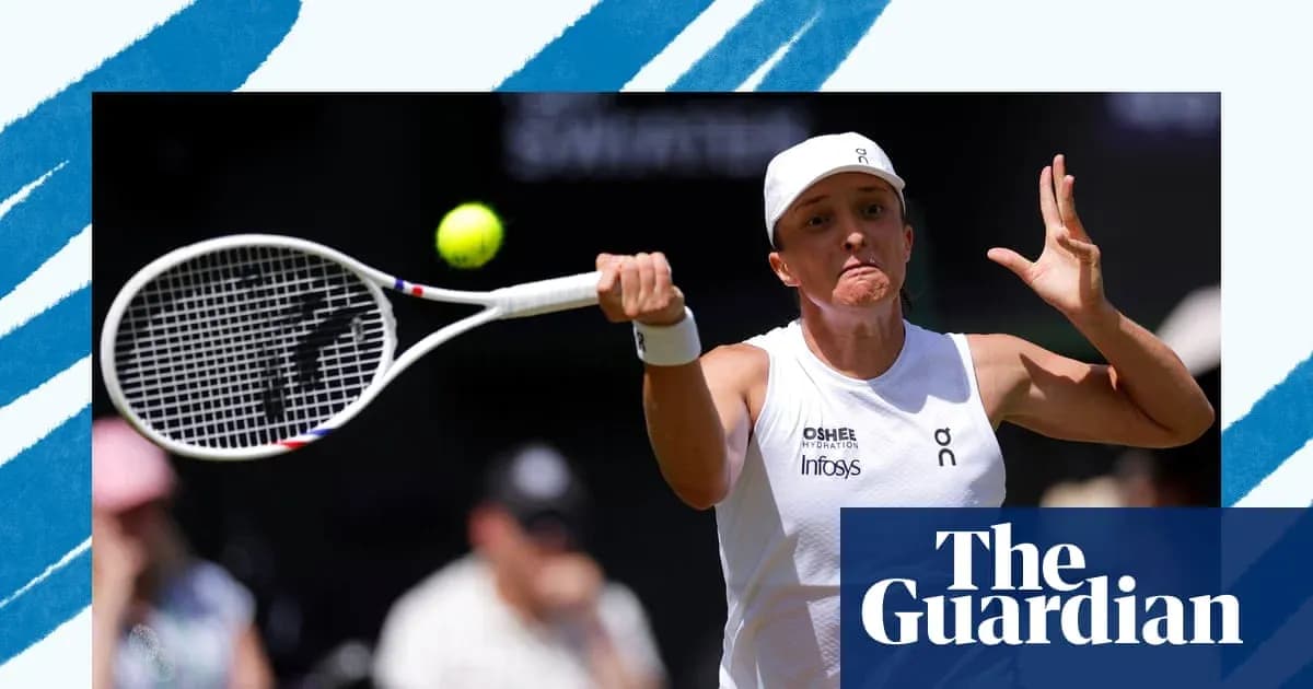 Jugadora de tenis golpeando una pelota en la cancha Jugadora de tenis golpeando una pelota en la cancha