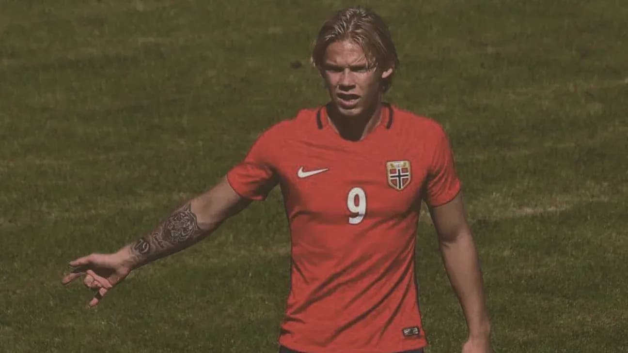 Jugador de Noruega señalando en el campo de fútbol Jugador de Noruega señalando en el campo de fútbol