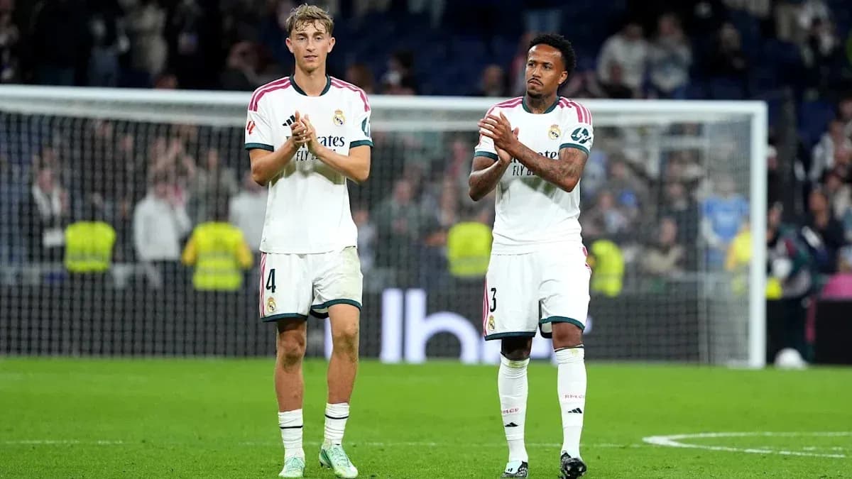 Jugadores de Real Madrid aplaudiendo tras el partido Jugadores de Real Madrid aplaudiendo tras el partido