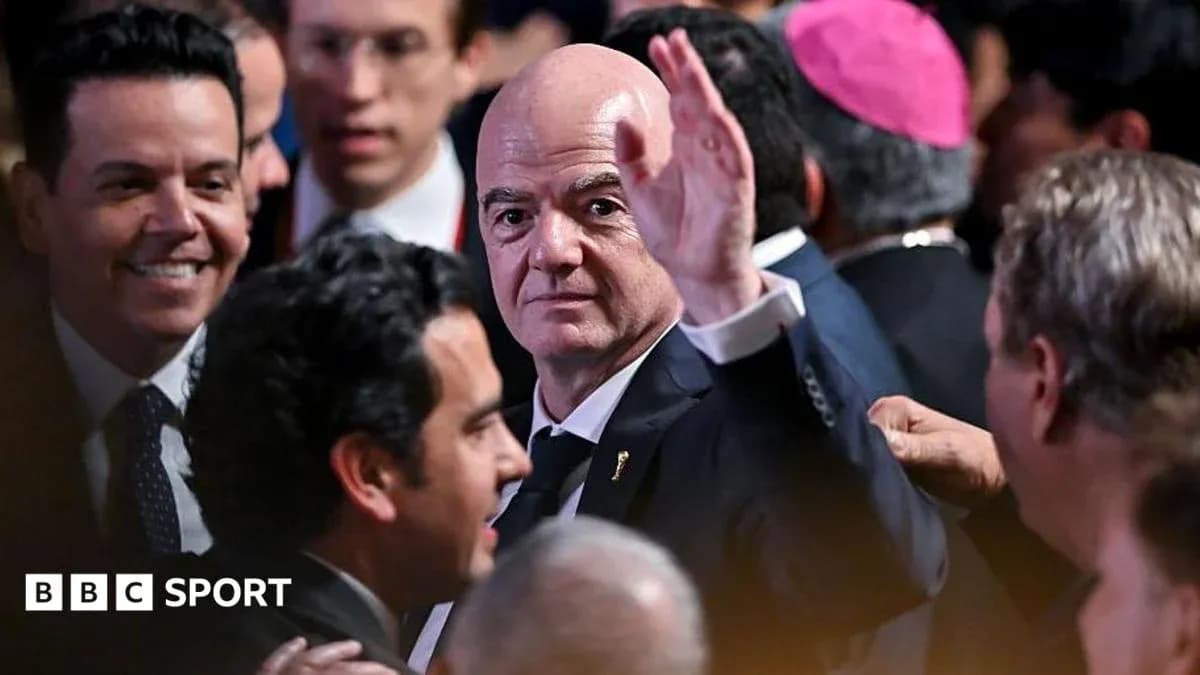 Gianni Infantino saludando en evento con asistentes Gianni Infantino saludando en evento con asistentes