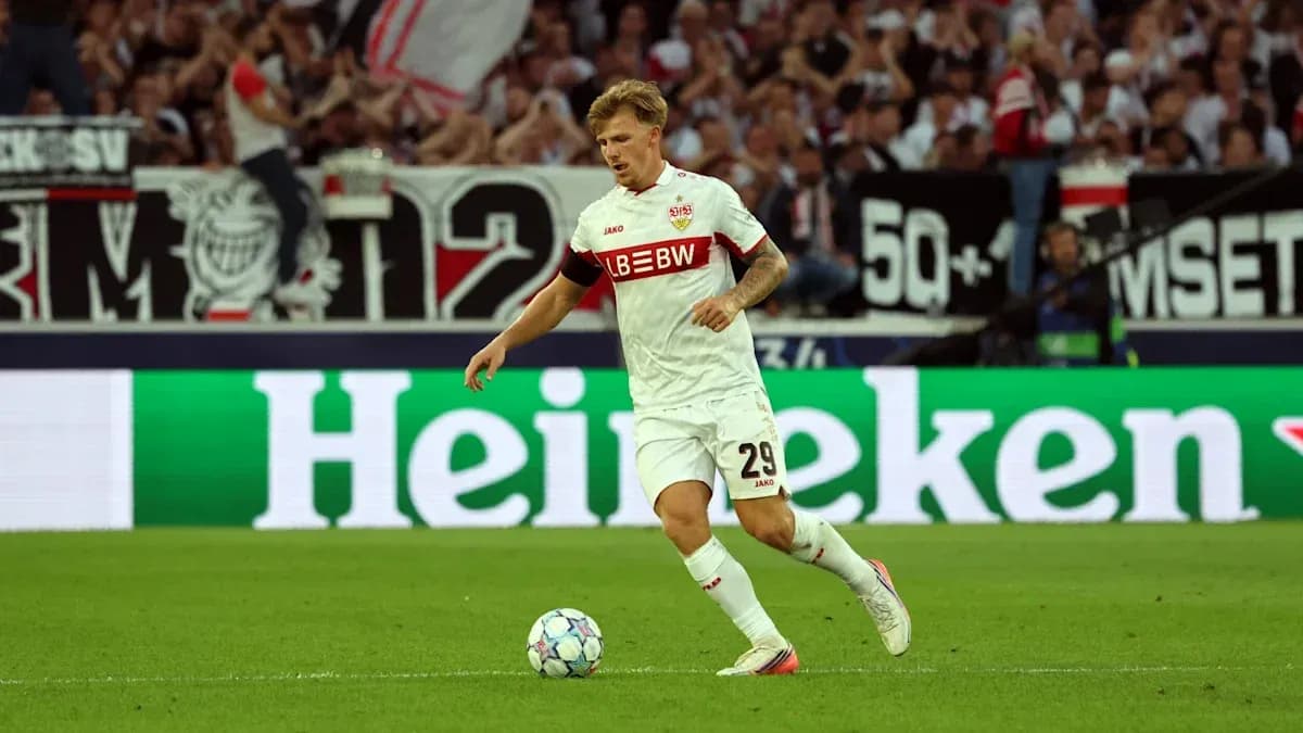 Jugador de VfB Stuttgart corriendo con el balón Jugador de VfB Stuttgart corriendo con el balón