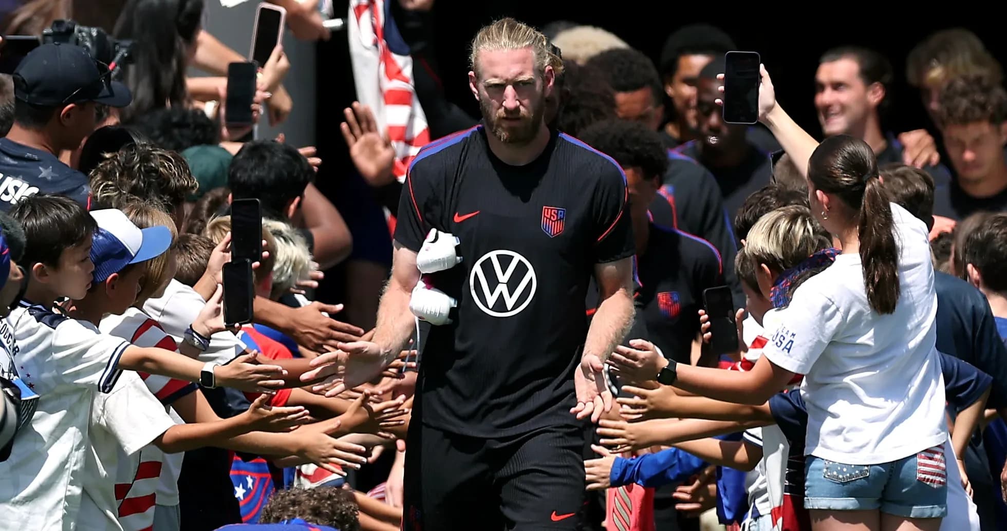 Jugador de Estados Unidos saluda a los fans Jugador de Estados Unidos saluda a los fans