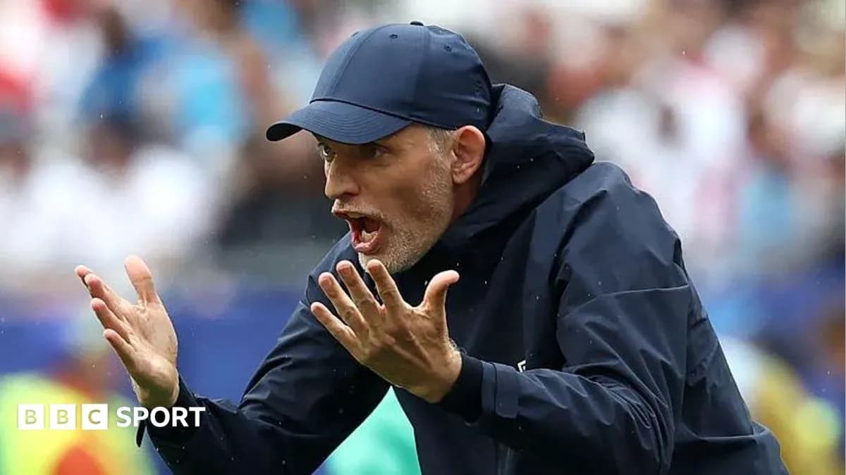 Entrenador dirigiendo a su equipo durante el partido Entrenador dirigiendo a su equipo durante el partido