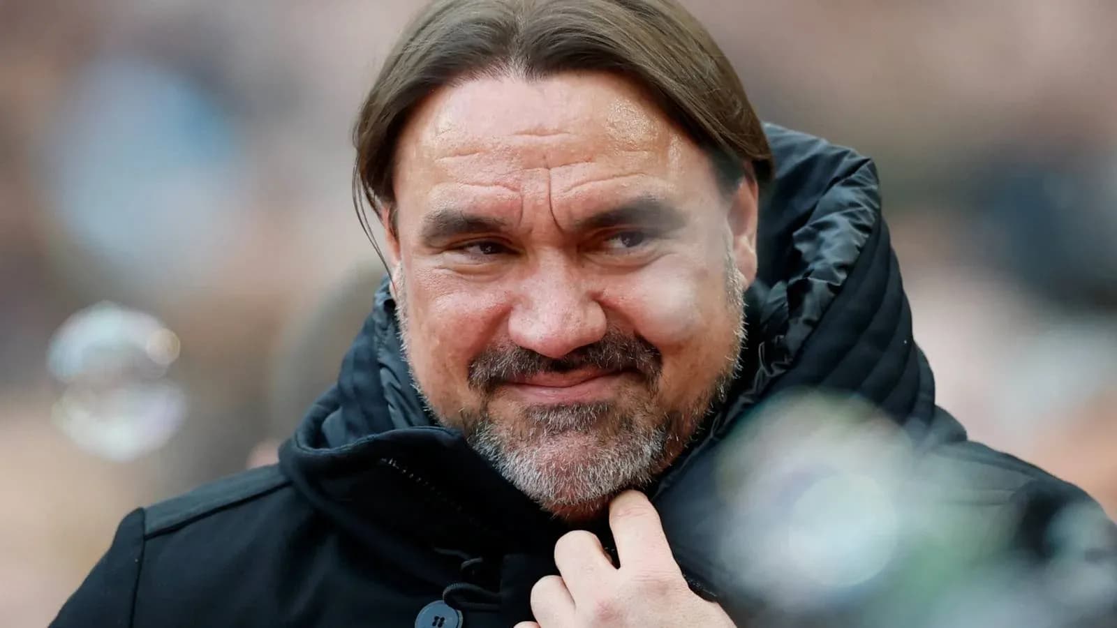 Entrenador en la banda durante un partido Entrenador en la banda durante un partido