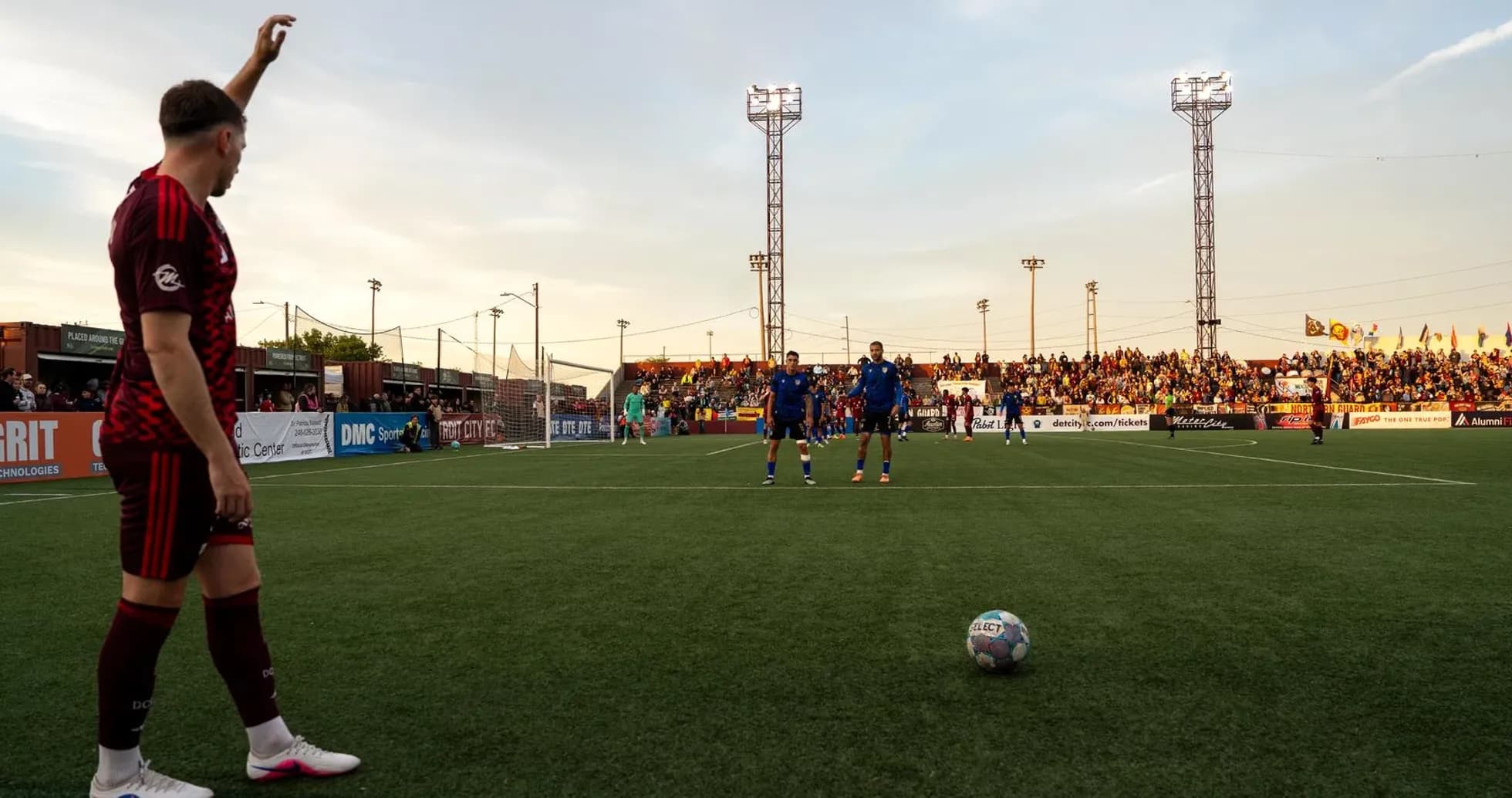 Jugador señalando una falta en el partido Jugador señalando una falta en el partido