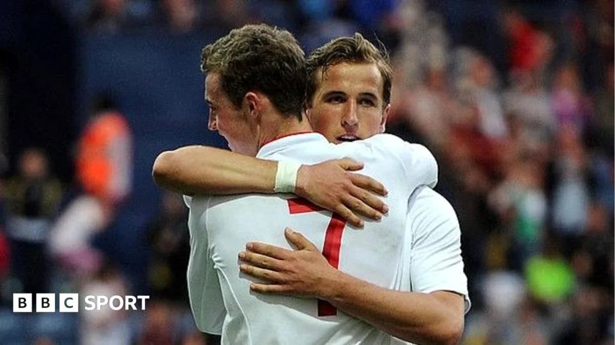 Jugadores de Inglaterra abrazándose durante el partido Jugadores de Inglaterra abrazándose durante el partido