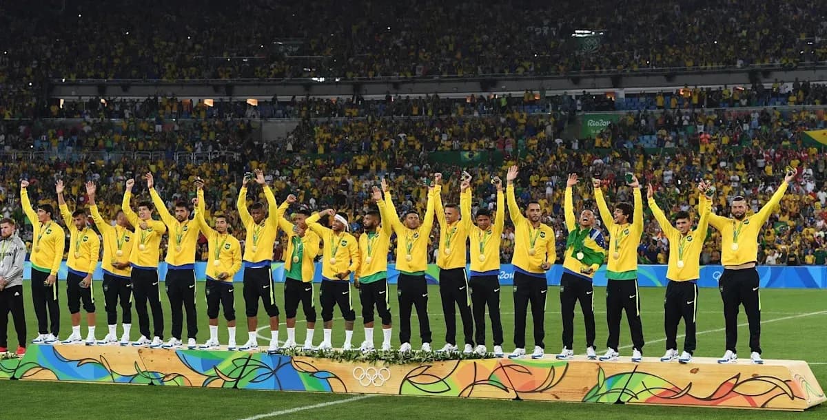 Equipo de fútbol de Brasil celebrando medallas en el podio Equipo de fútbol de Brasil celebrando medallas en el podio