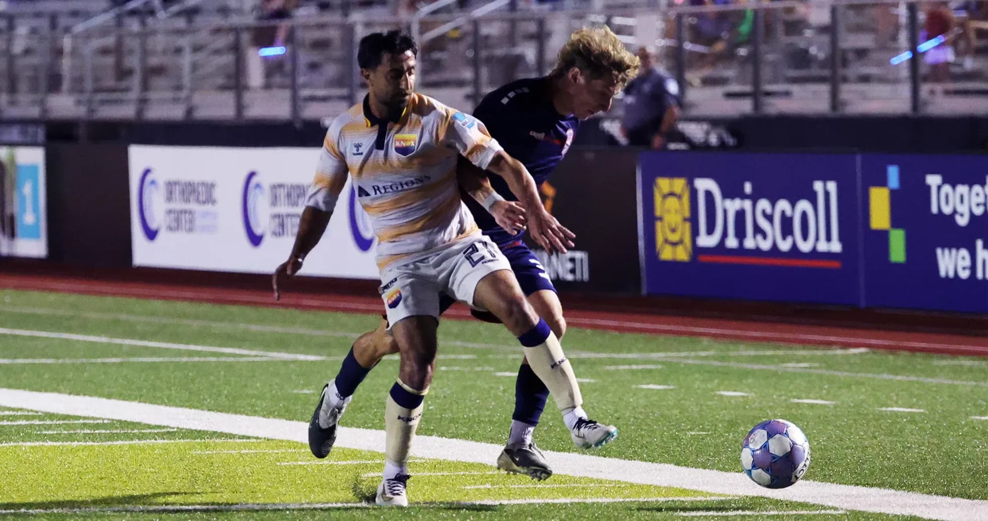 Jugador de Knoxville persigue el balón contra Chattanooga Jugador de Knoxville persigue el balón contra Chattanooga