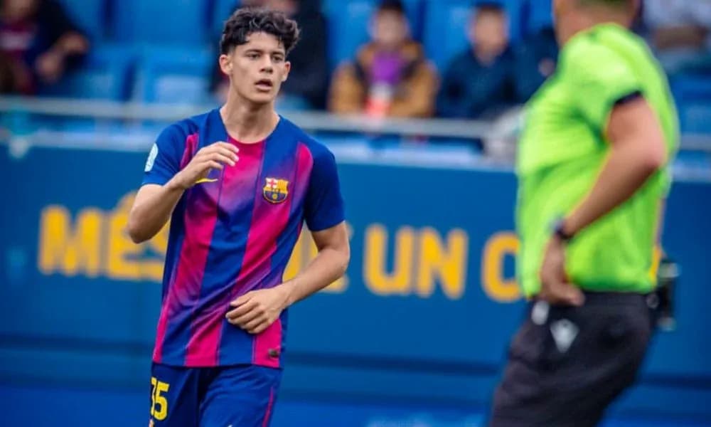 Jugador del Barcelona caminando hacia el árbitro Jugador del Barcelona caminando hacia el árbitro
