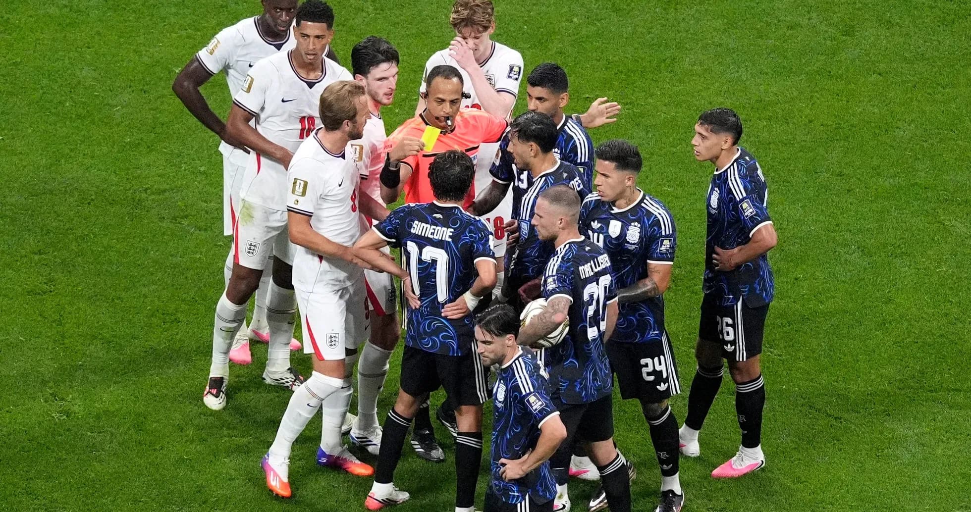 Jugadores de Inglaterra y Argentina discutiendo con el árbitro Jugadores de Inglaterra y Argentina discutiendo con el árbitro