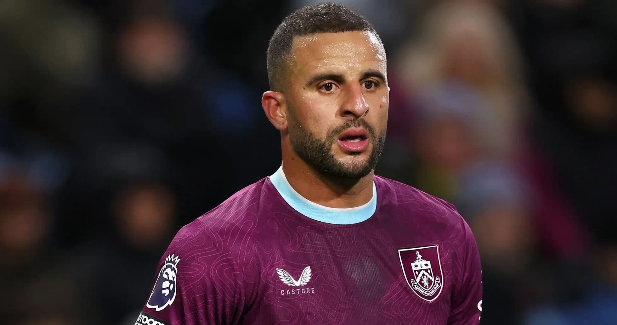 Jugador de Burnley con camiseta morada en el campo Jugador de Burnley con camiseta morada en el campo
