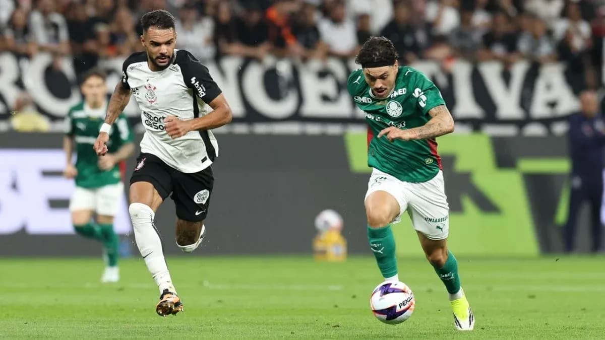 Jugador de Palmeiras persiguiendo el balón Jugador de Palmeiras persiguiendo el balón