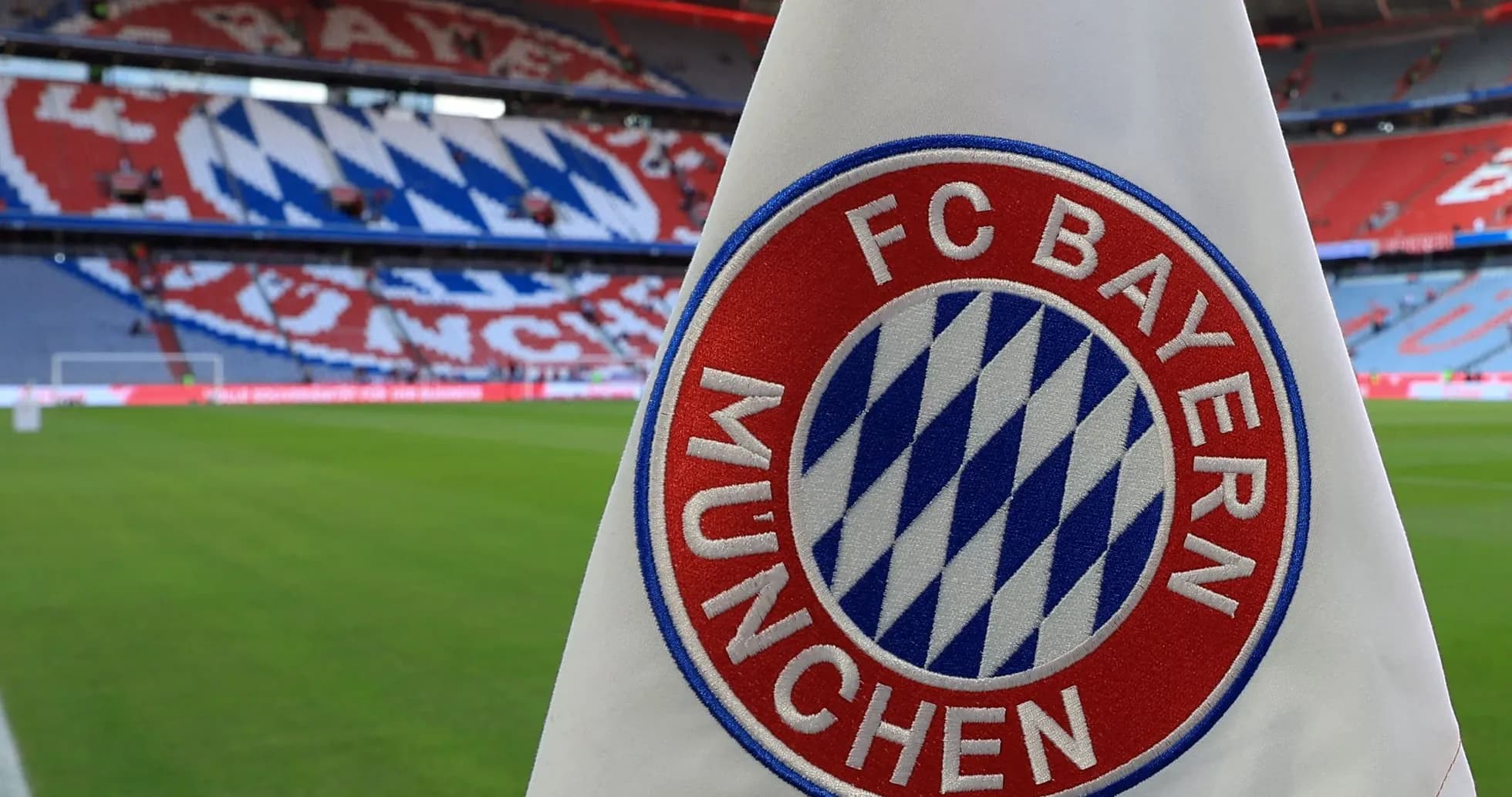 Bandera de FC Bayern München en el estadio Bandera de FC Bayern München en el estadio