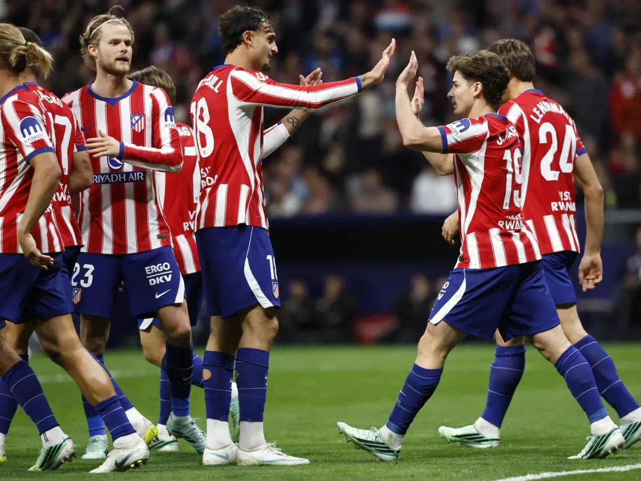 Jugadores de Atlético de Madrid celebrando un gol Jugadores de Atlético de Madrid celebrando un gol