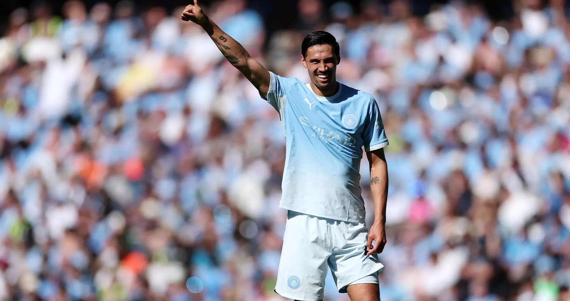 Jugador de Manchester City señalando hacia el público Jugador de Manchester City señalando hacia el público