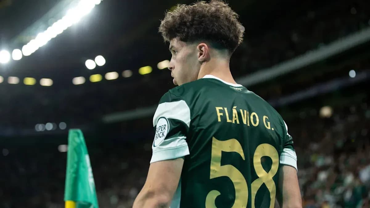 Jugador con camiseta de Sporting CP en el campo Jugador con camiseta de Sporting CP en el campo
