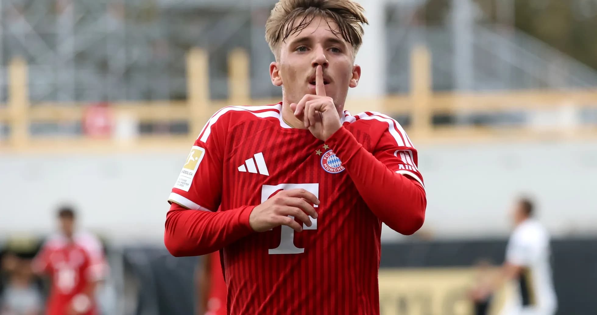 Jugador de Bayern Múnich haciendo gesto de silencio tras gol Jugador de Bayern Múnich haciendo gesto de silencio tras gol