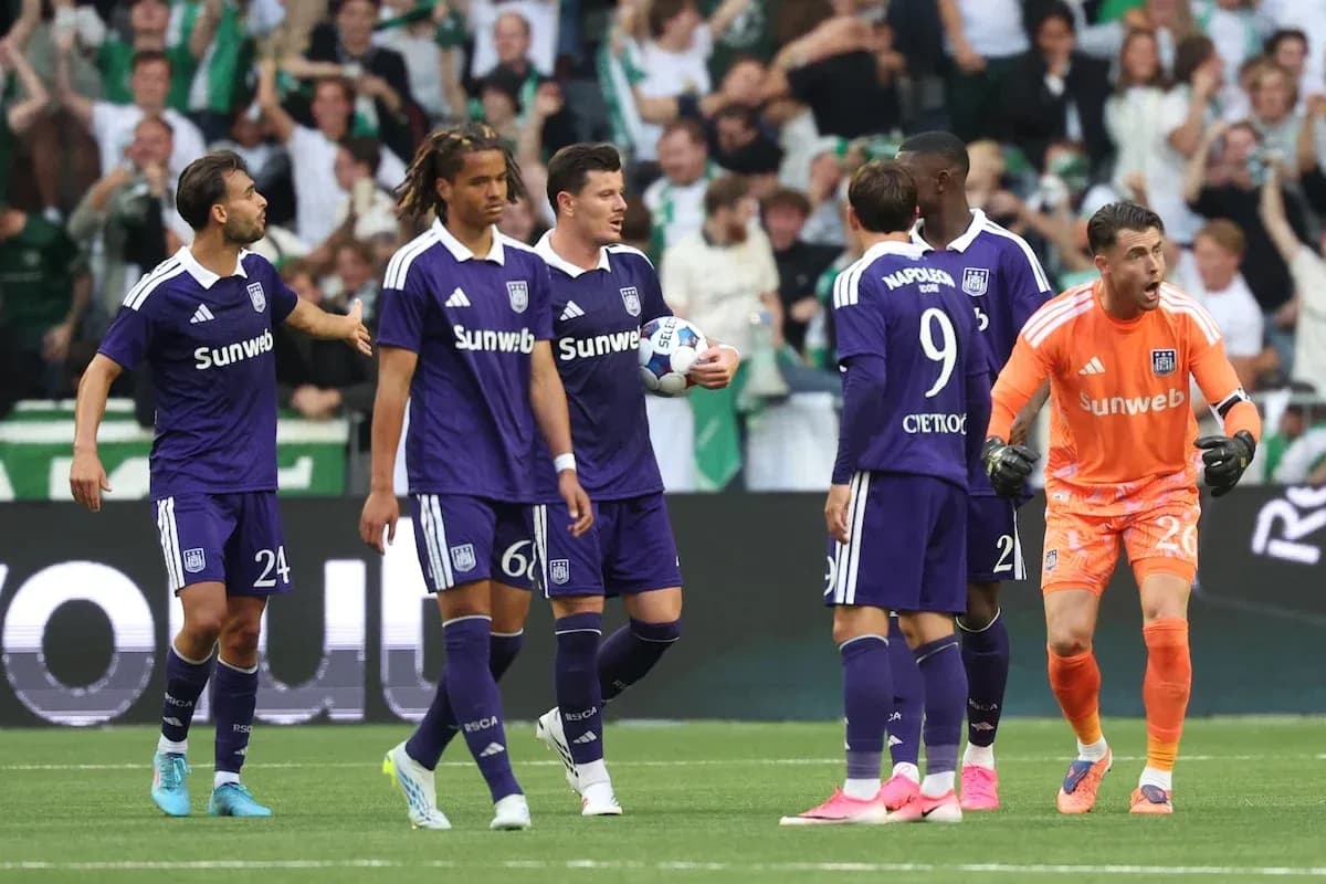 Jugadores de Anderlecht en el partido Jugadores de Anderlecht en el partido