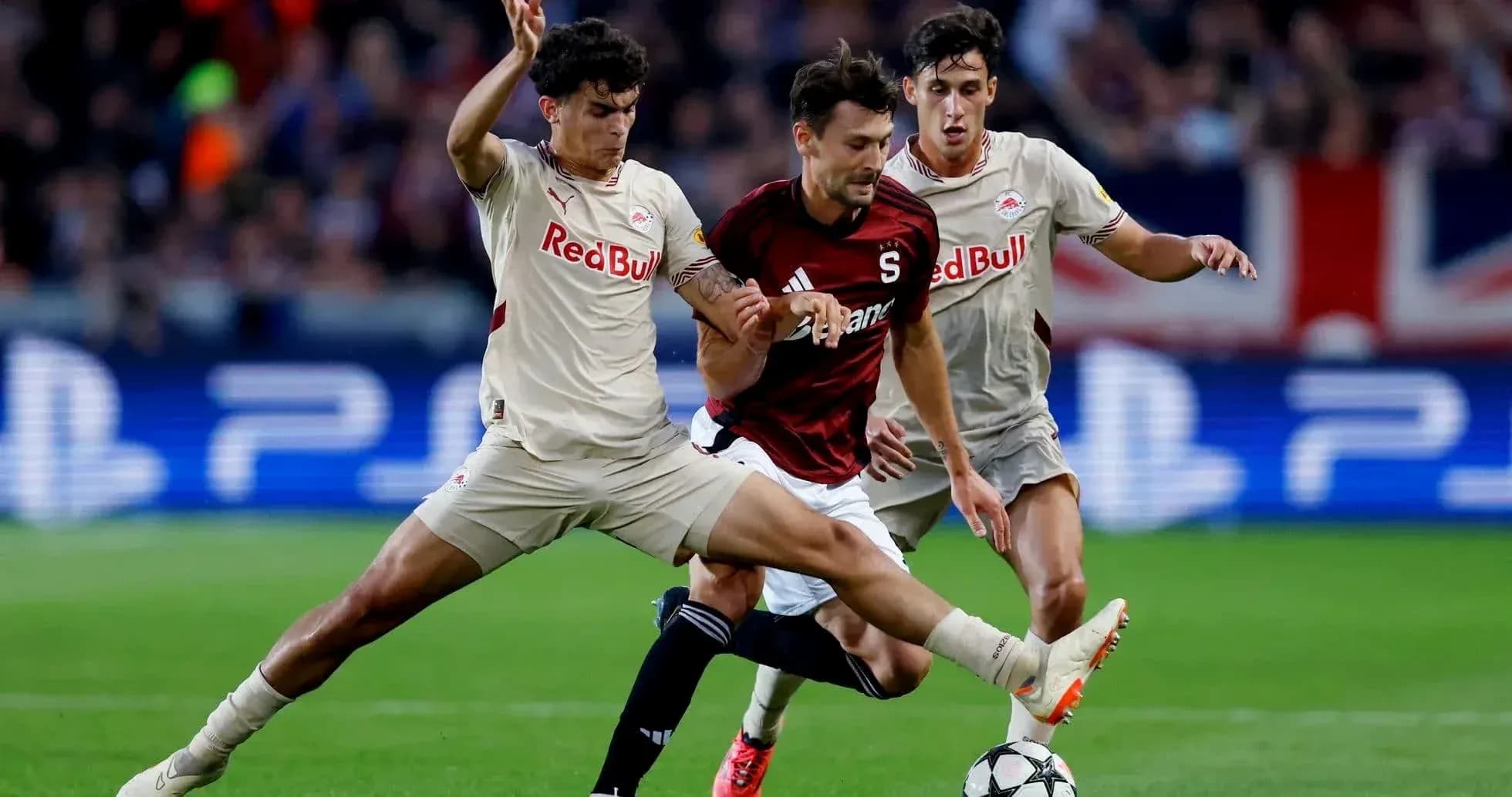 Dos jugadores de Red Bull Salzburg en acción Dos jugadores de Red Bull Salzburg en acción