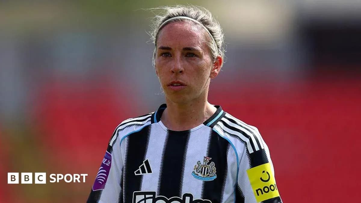 Jugadora de Newcastle con camiseta a rayas en el campo Jugadora de Newcastle con camiseta a rayas en el campo