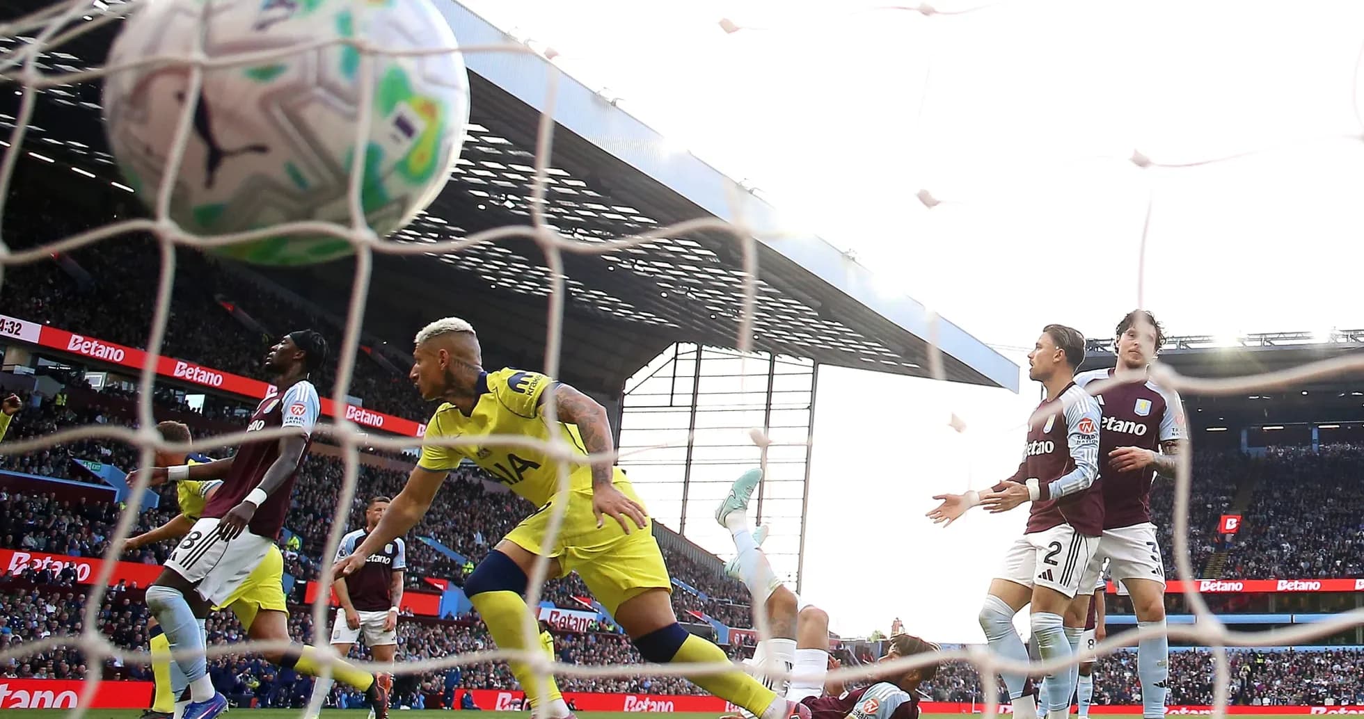 Gol de Tottenham en partido contra Aston Villa Gol de Tottenham en partido contra Aston Villa