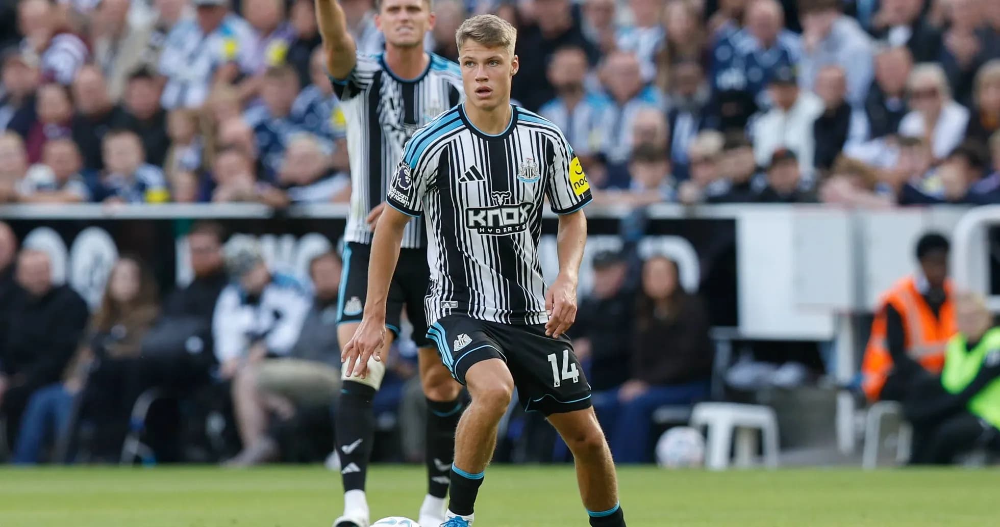 Jugador de Newcastle controlando el balón en partido Jugador de Newcastle controlando el balón en partido