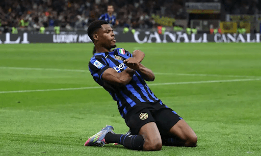 Jugador de Inter de Milán celebrando en el campo Jugador de Inter de Milán celebrando en el campo