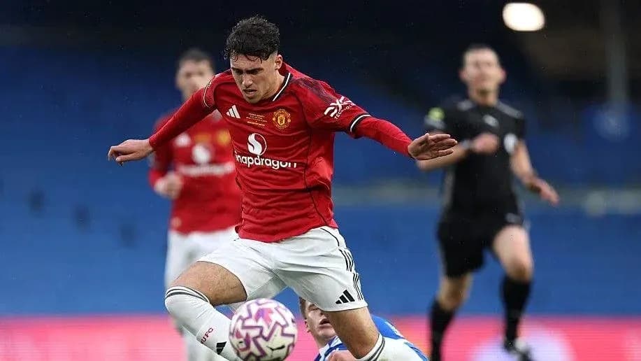 Jugador de Manchester United cayendo tras una falta Jugador de Manchester United cayendo tras una falta