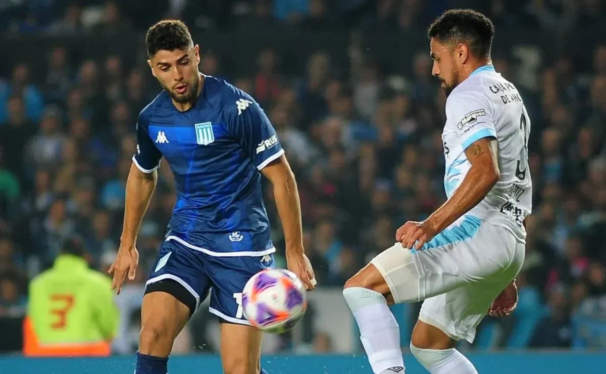 Jugadores de Racing Club y Atlético Tucumán en acción Jugadores de Racing Club y Atlético Tucumán en acción