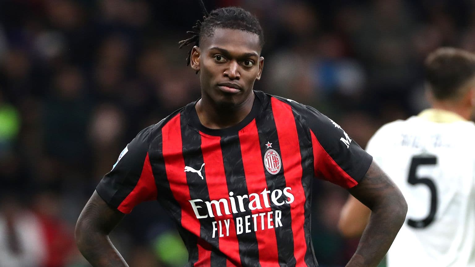 Jugador de AC Milan con camiseta roja y negra Jugador de AC Milan con camiseta roja y negra