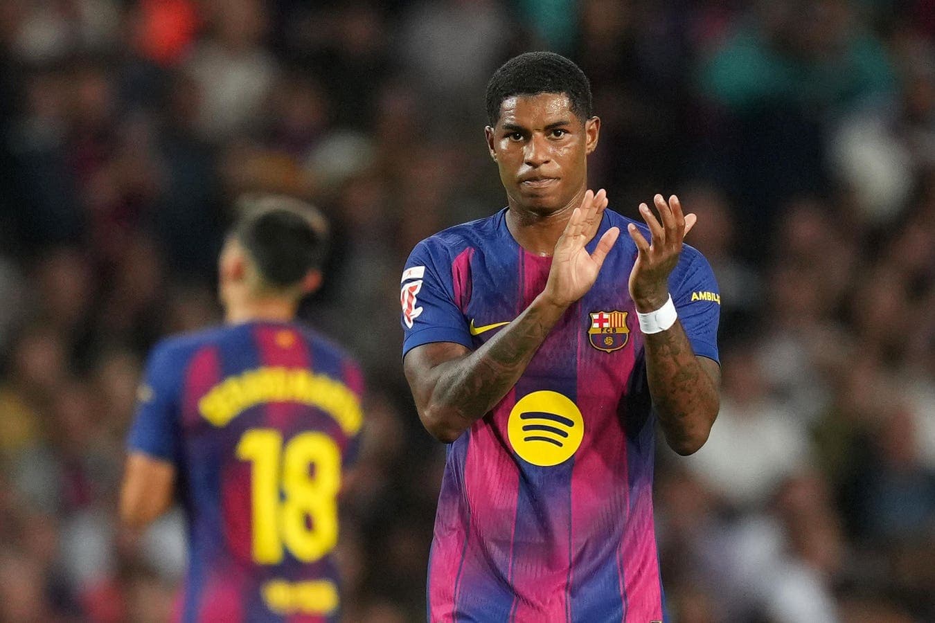Jugador del FC Barcelona aplaudiendo en el campo Jugador del FC Barcelona aplaudiendo en el campo