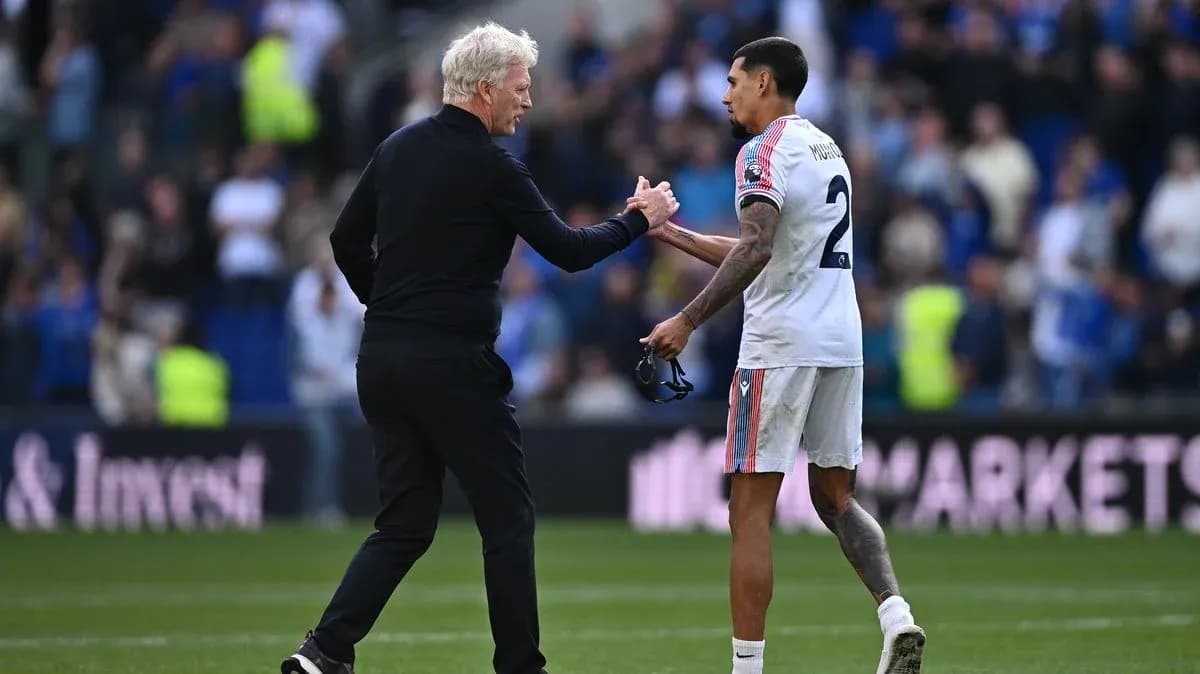 Entrenador y jugador saludándose tras el partido Entrenador y jugador saludándose tras el partido