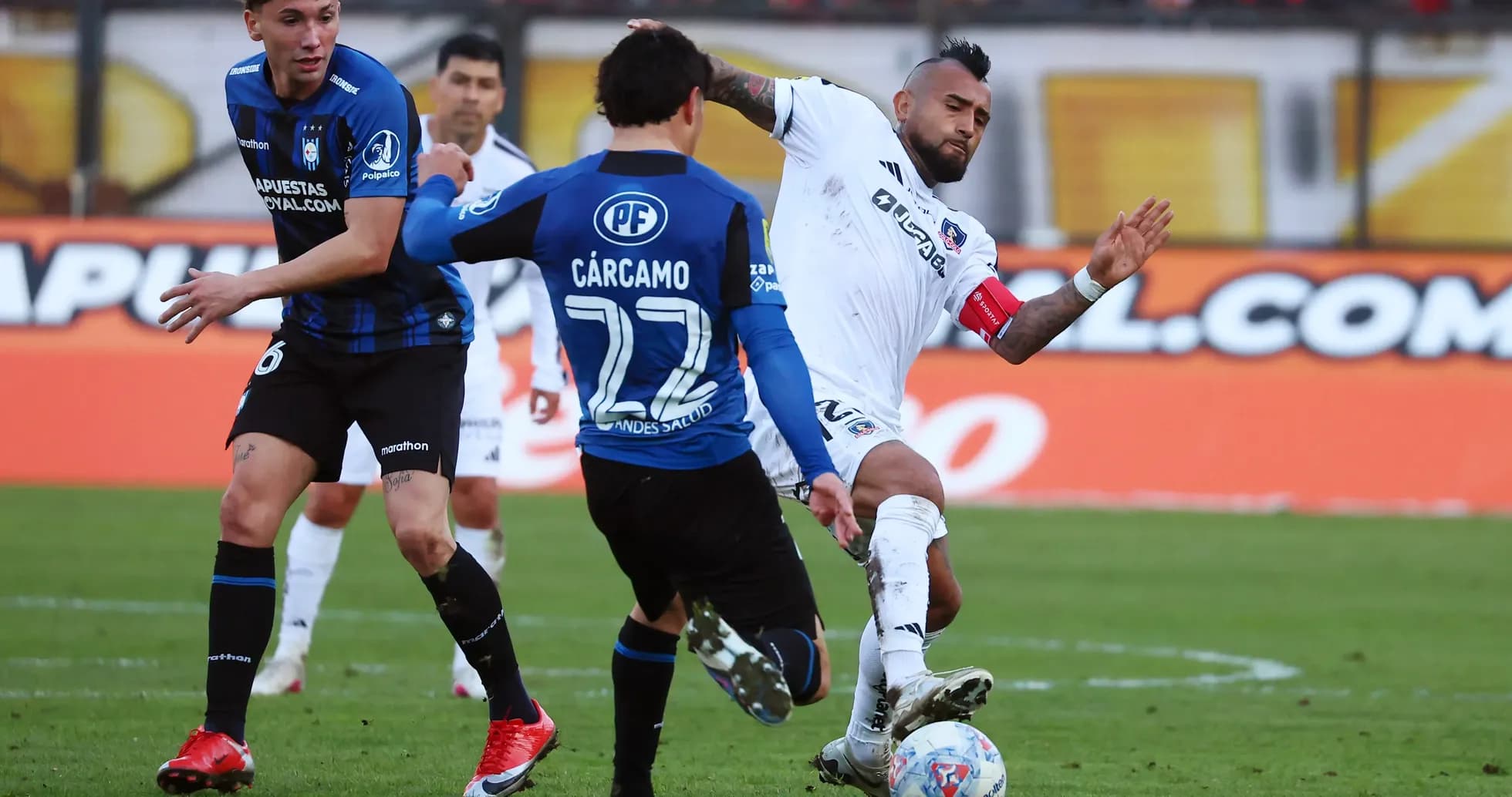 Acción de juego entre Huachipato y Colo Colo Acción de juego entre Huachipato y Colo Colo