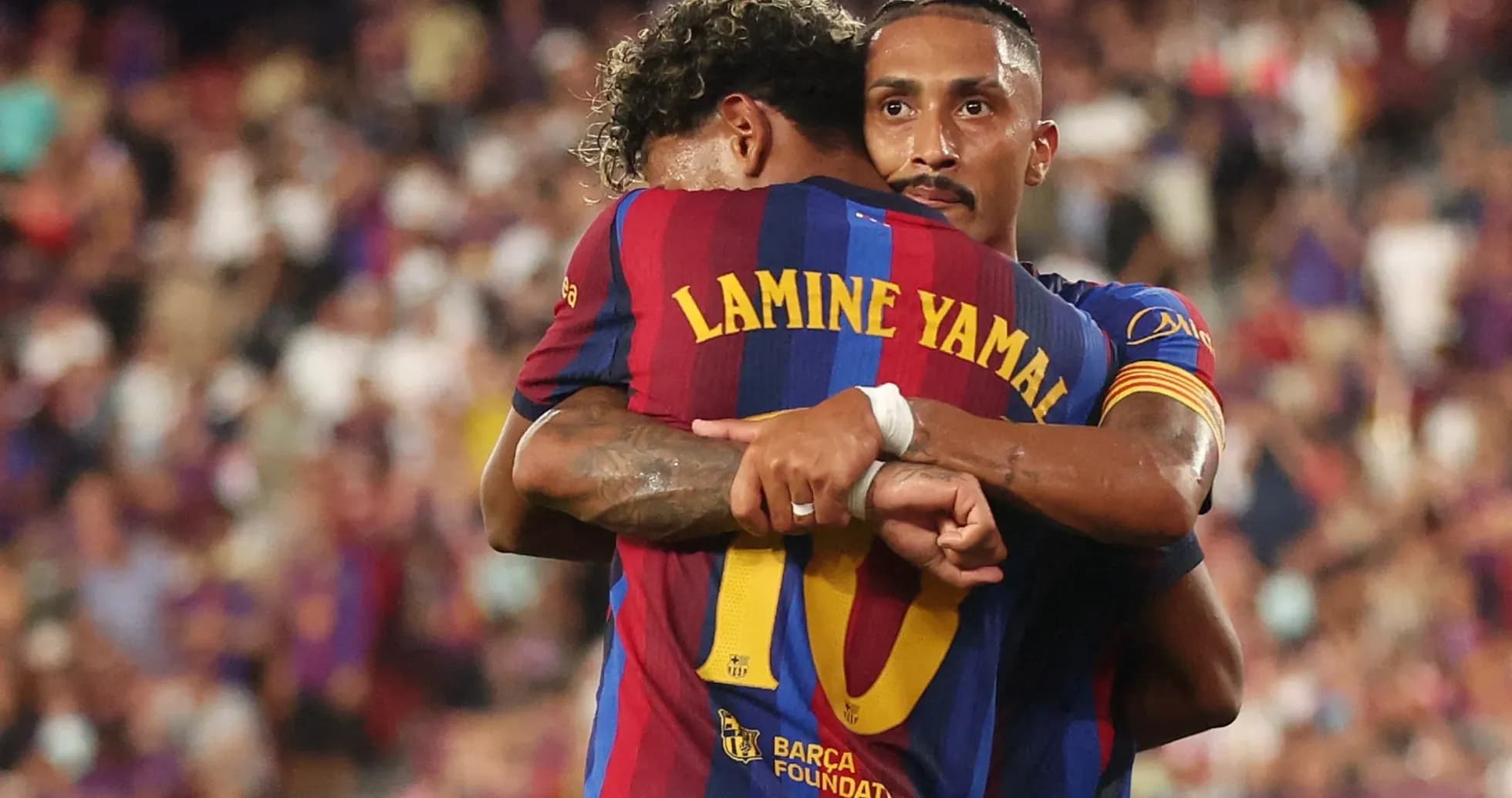 Jugadores del Barcelona abrazándose durante el partido Jugadores del Barcelona abrazándose durante el partido