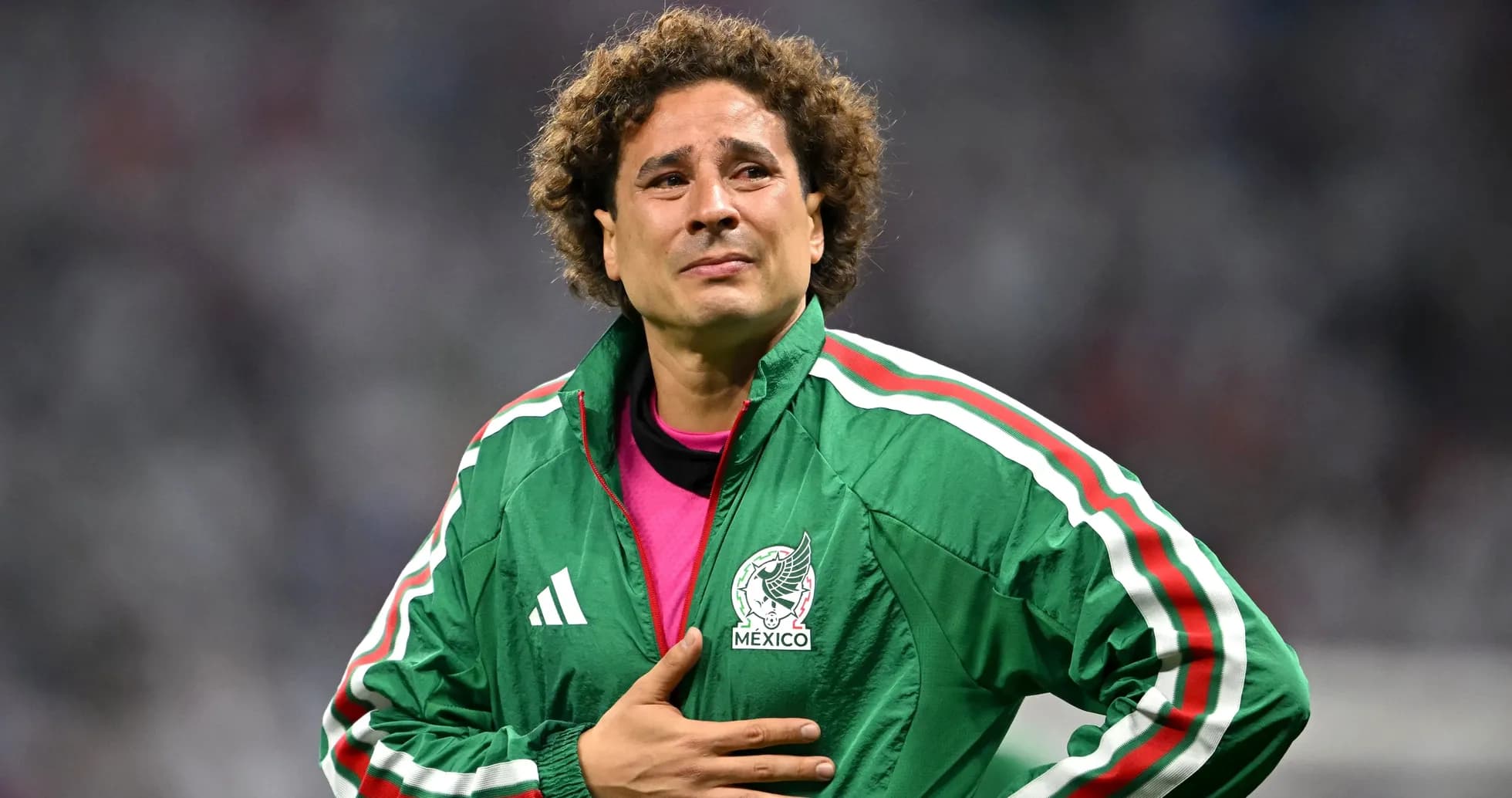 Portero mexicano con chaqueta de la selección nacional Portero mexicano con chaqueta de la selección nacional