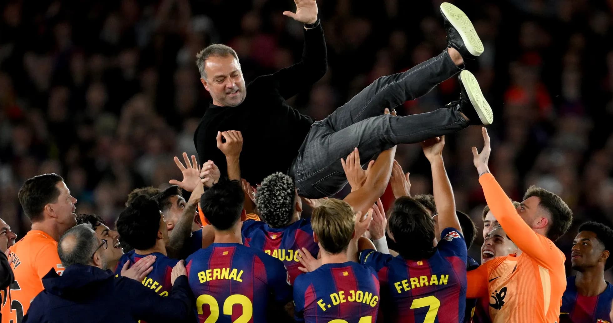 Entrenador levantado por jugadores del FC Barcelona Entrenador levantado por jugadores del FC Barcelona