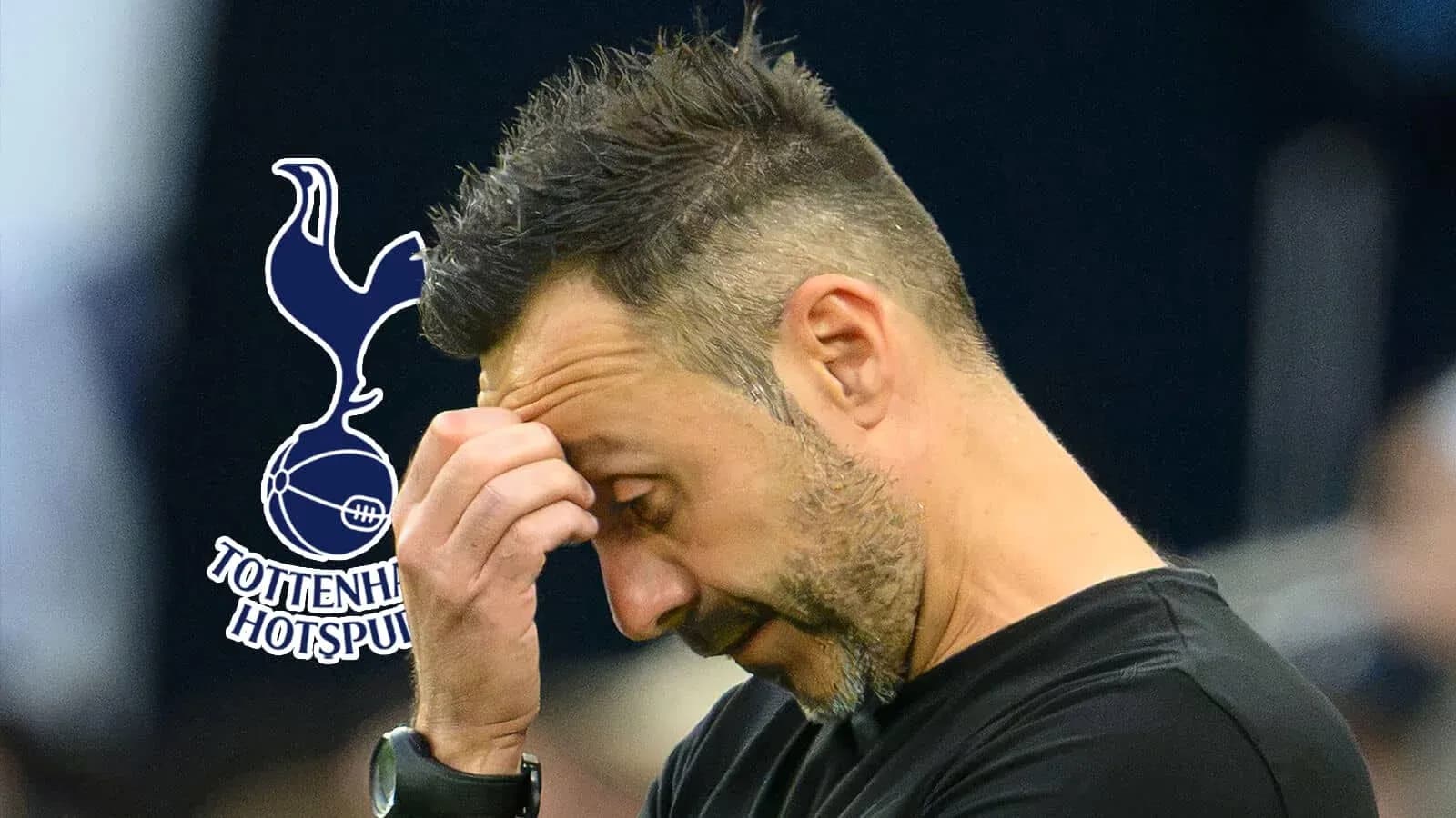 Entrenador de Tottenham Hotspur mirando hacia abajo Entrenador de Tottenham Hotspur mirando hacia abajo