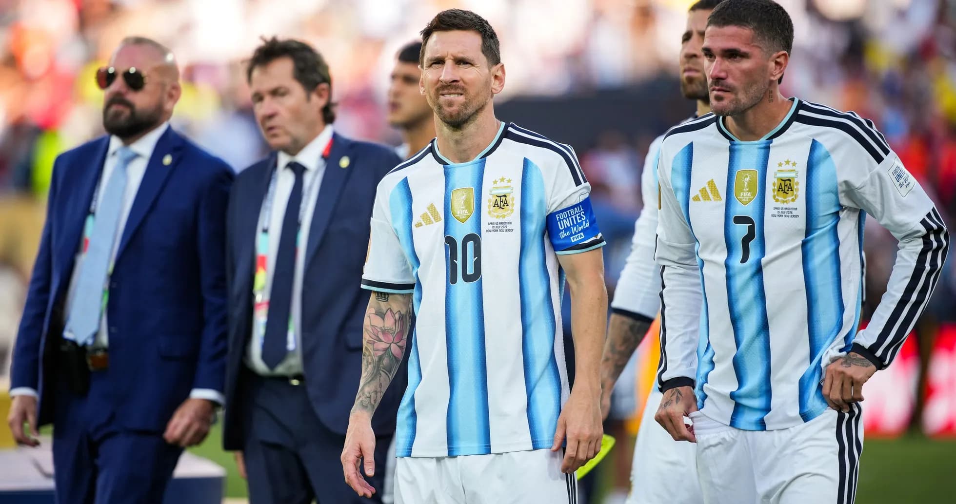 Lionel Messi y compañeros saliendo del campo Lionel Messi y compañeros saliendo del campo