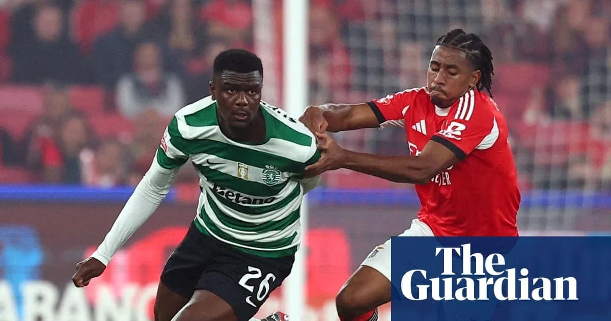 Jugador del Sporting lucha por el balón contra rival Jugador del Sporting lucha por el balón contra rival