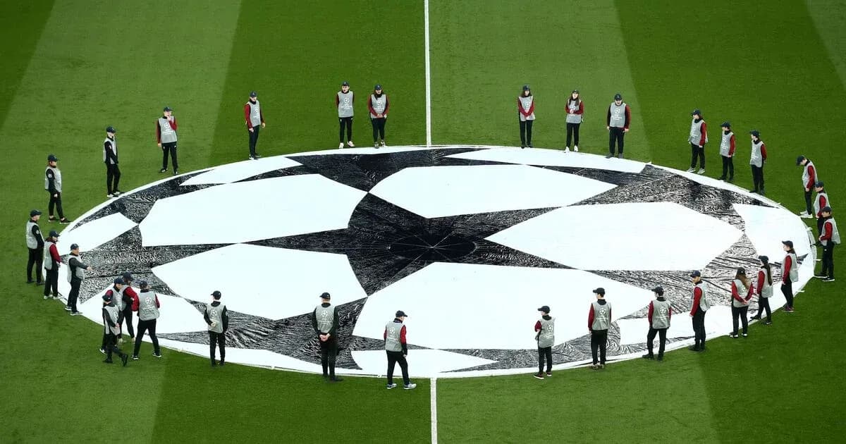 Personal organizando el balón de la Champions League Personal organizando el balón de la Champions League