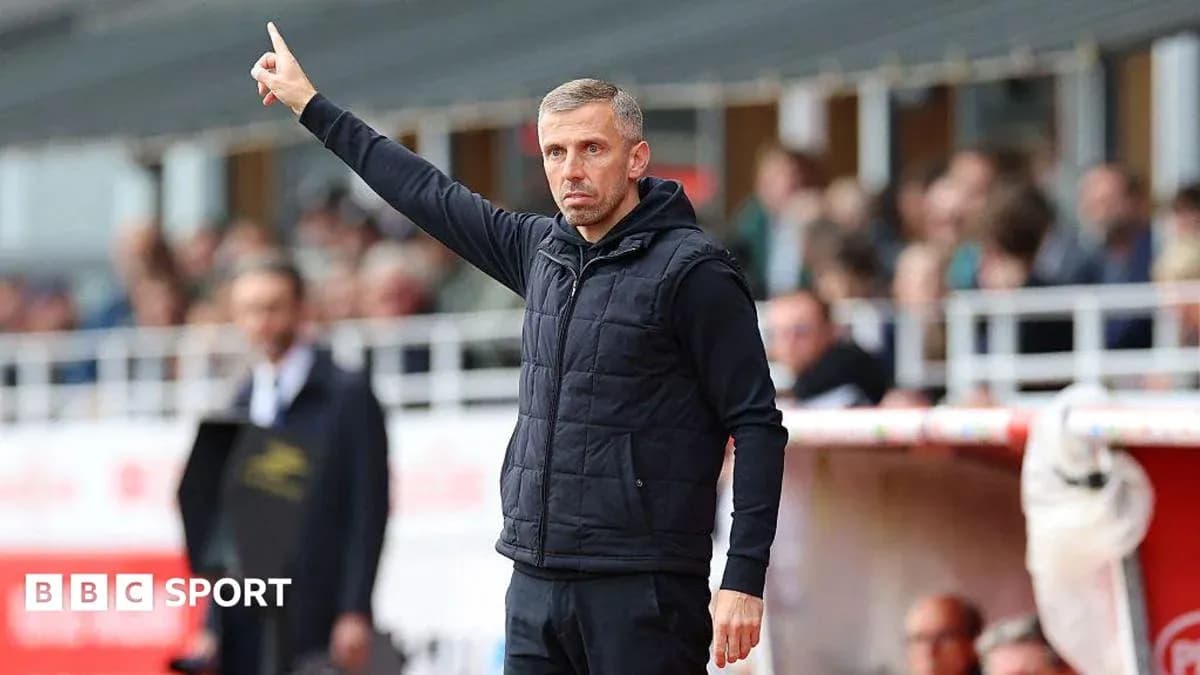 Entrenador señalando durante un partido de fútbol Entrenador señalando durante un partido de fútbol