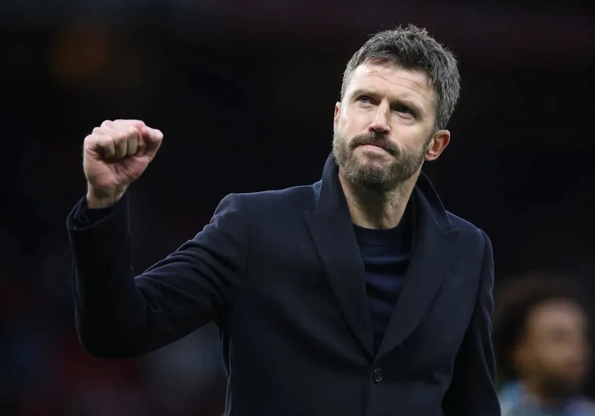 Entrenador levantando el puño en señal de triunfo Entrenador levantando el puño en señal de triunfo