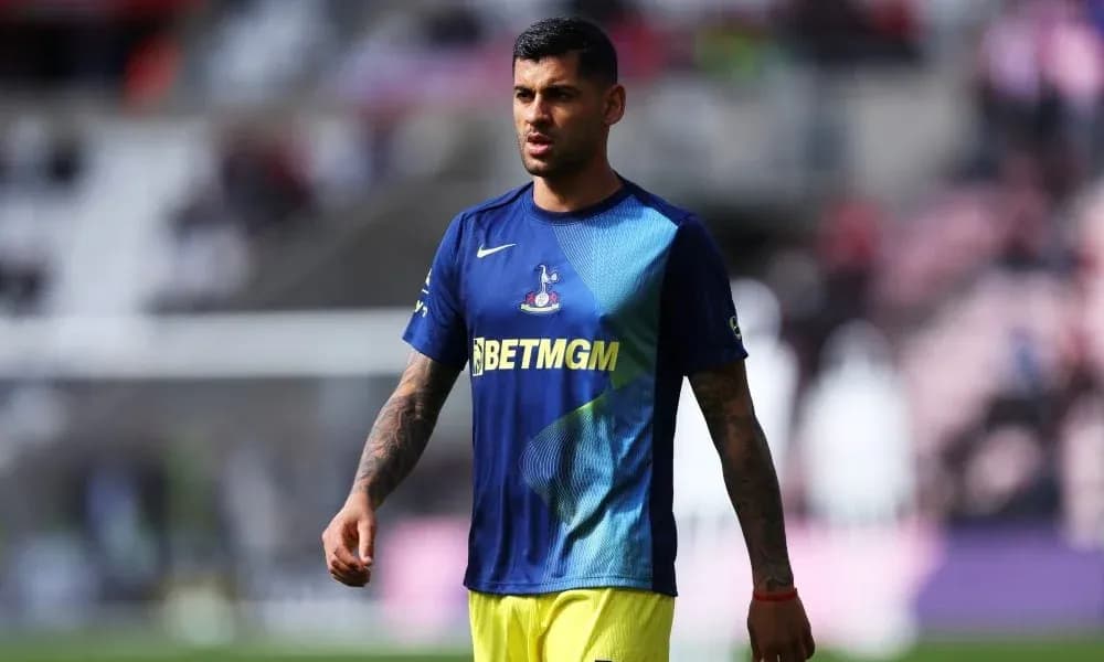 Jugador caminando en el campo con camiseta de calentamiento Jugador caminando en el campo con camiseta de calentamiento