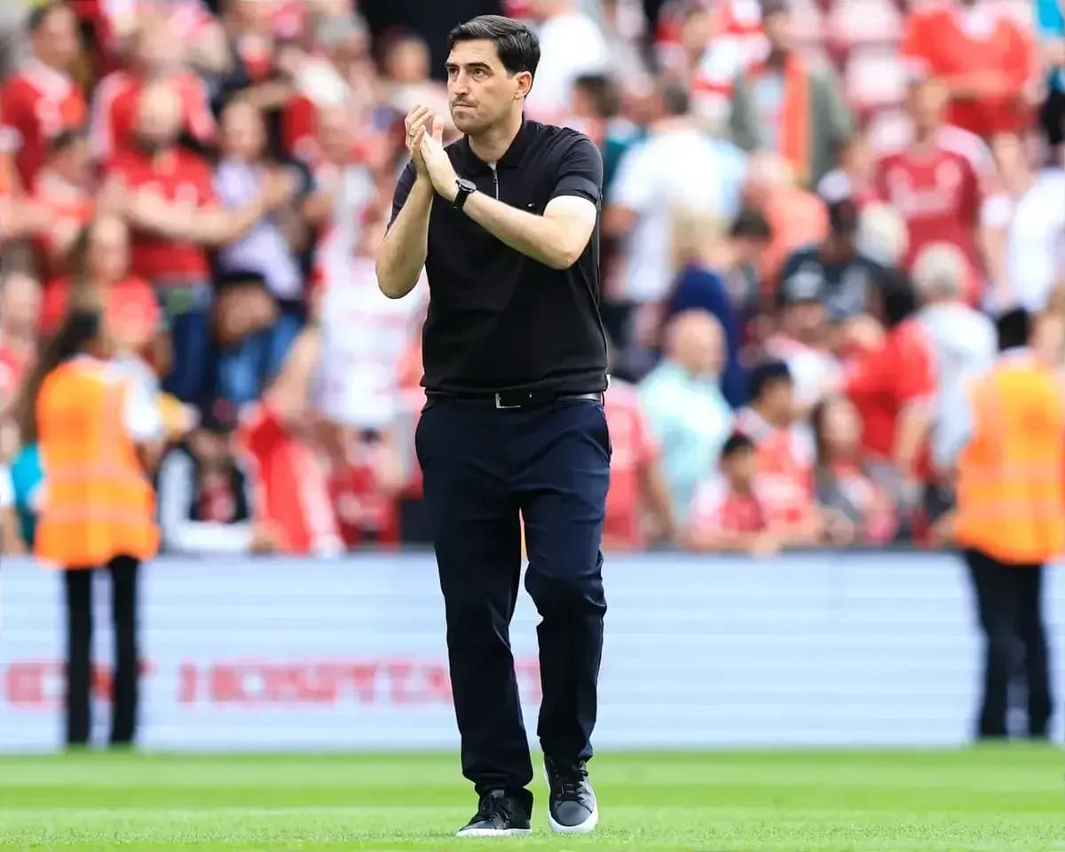 Entrenador aplaudiendo a los aficionados en el estadio Entrenador aplaudiendo a los aficionados en el estadio