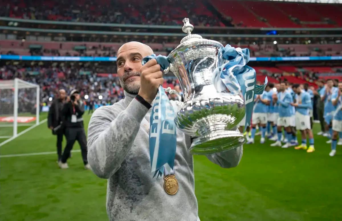 Entrenador sosteniendo el trofeo en Wembley Entrenador sosteniendo el trofeo en Wembley