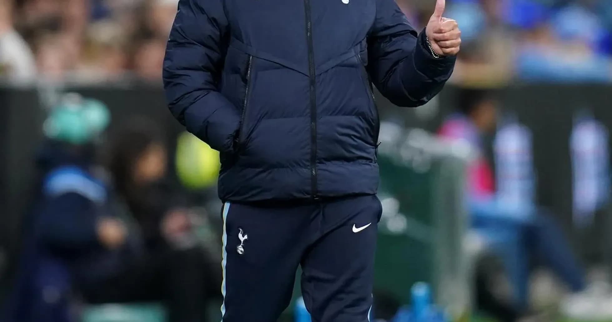 Entrenador de Tottenham dando señal de aprobación en el campo Entrenador de Tottenham dando señal de aprobación en el campo